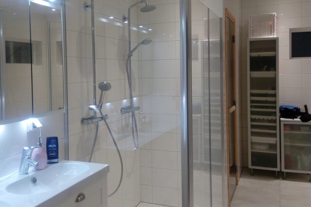 Duschglas i lägenhet i Uppsala fotad i badrummet